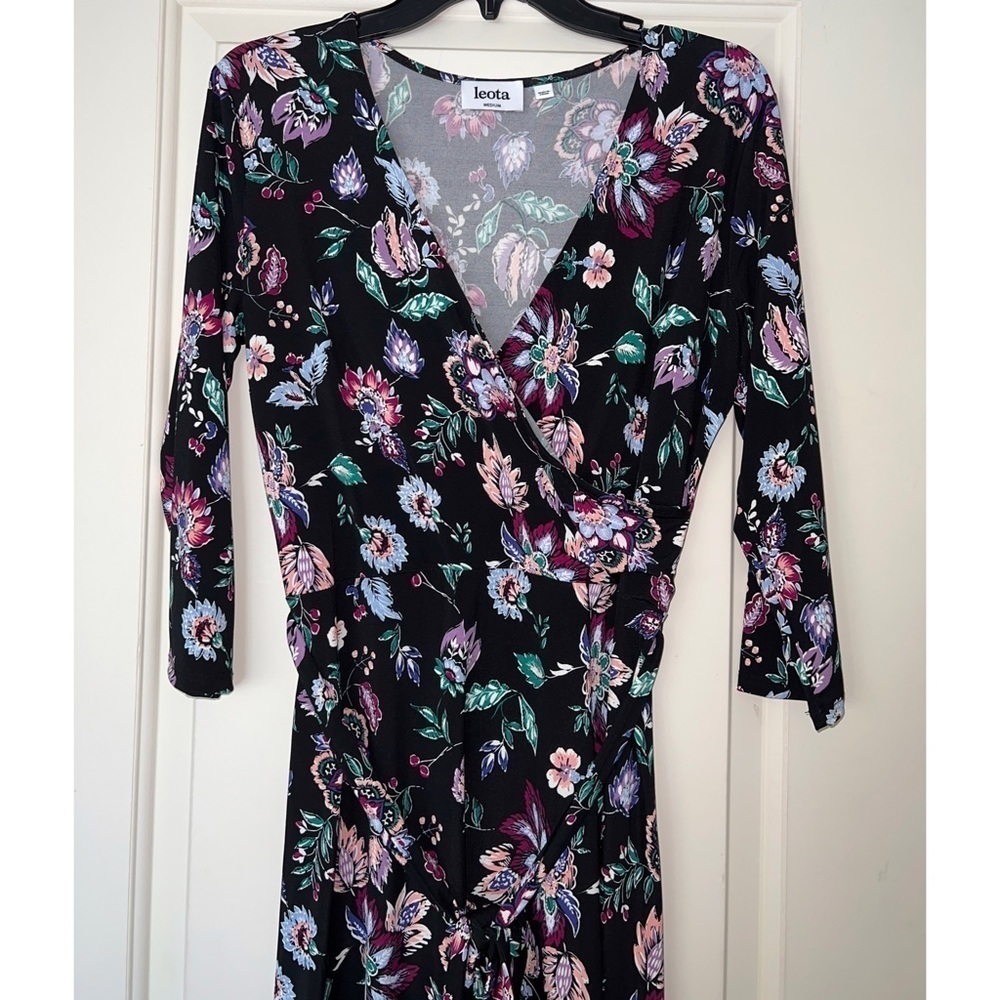 LEOTA FLORAL DAINTY FAUX WRAP DRESS RUFFLE BOTTOM - SIZE M - Picture 2 of 5